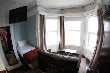 Фото номера Улучшенный трехместный номер с видом на море Гостевой дом Rolling Wave Guesthouse г. Бандоран 4