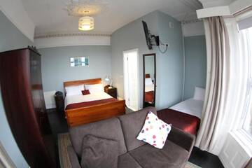 Фото номера Трехместный номер с видом на море Гостевой дом Rolling Wave Guesthouse г. Бандоран 3