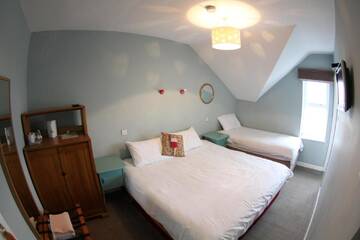 Фото номера Трехместный номер с видом на море Гостевой дом Rolling Wave Guesthouse г. Бандоран 8