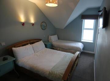Фото номера Трехместный номер с видом на море Гостевой дом Rolling Wave Guesthouse г. Бандоран 10