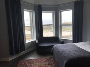 Фото номера Улучшенный трехместный номер с видом на море Гостевой дом Rolling Wave Guesthouse г. Бандоран 3