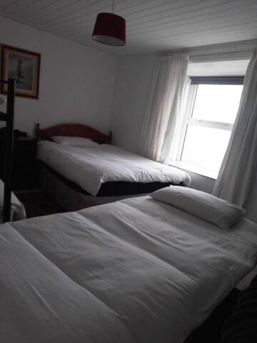 Фото номера Трехместный номер с видом на море Лоджи The Boathouse Lodge Hostel г. Бандоран 8