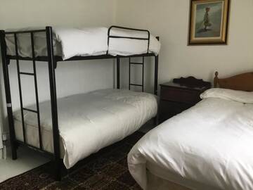 Фото номера Трехместный номер с видом на море Лоджи The Boathouse Lodge Hostel г. Бандоран 12