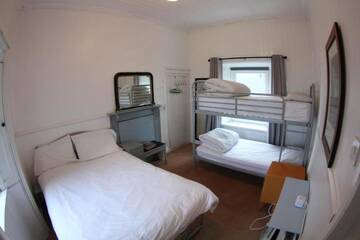 Фото номера Трехместный номер с видом на море Лоджи The Boathouse Lodge Hostel г. Бандоран 20