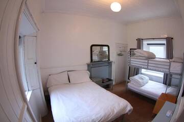 Фото номера Трехместный номер с видом на море Лоджи The Boathouse Lodge Hostel г. Бандоран 3