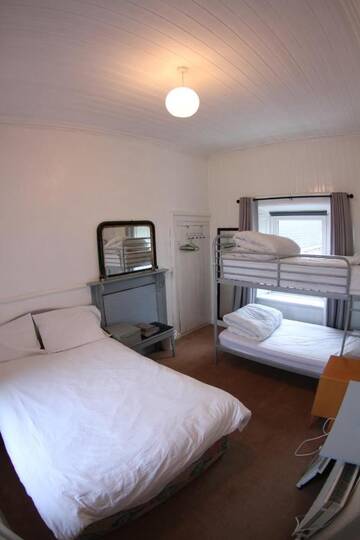Фото номера Трехместный номер с видом на море Лоджи The Boathouse Lodge Hostel г. Бандоран 4