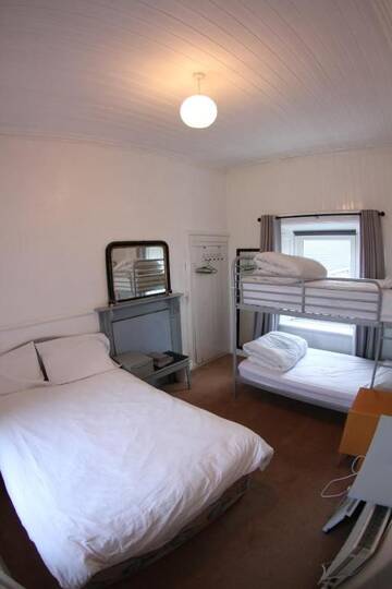 Фото номера Трехместный номер с видом на море Лоджи The Boathouse Lodge Hostel г. Бандоран 23