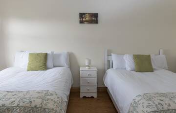 Фото номера Дом с 2 спальнями Дома для отпуска Bunhovil - 2 Bedroom Bungalow г. Бандоран 8