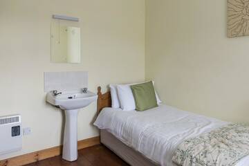Фото номера Дом с 2 спальнями Дома для отпуска Bunhovil - 2 Bedroom Bungalow г. Бандоран 11