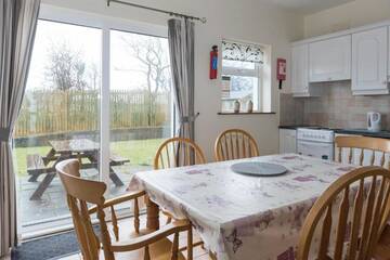 Фото номера Дом с 2 спальнями Дома для отпуска Bunhovil - 2 Bedroom Bungalow г. Бандоран 26