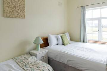 Фото номера Дом с 2 спальнями Дома для отпуска Bunhovil - 2 Bedroom Bungalow г. Бандоран 35