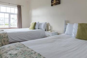 Фото номера Дом с 2 спальнями Дома для отпуска Bunhovil - 2 Bedroom Bungalow г. Бандоран 32
