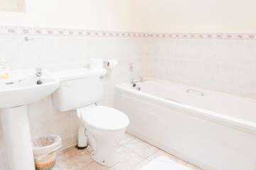 Фото номера Дом с 3 спальнями Дома для отпуска Marine View 3 - Bed Townhouse г. Бандоран 37
