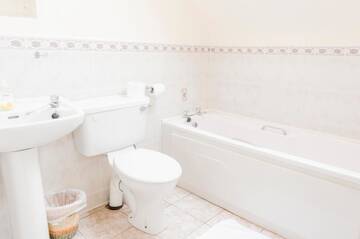 Фото номера Дом с 3 спальнями Дома для отпуска Marine View 3 - Bed Townhouse г. Бандоран 21
