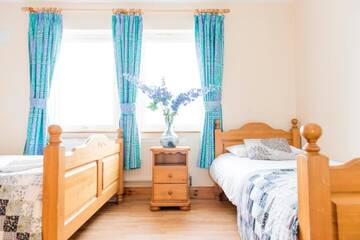 Фото номера Four-Bedroom Basic Semi Detached House Дома для отпуска Portbeg Holiday Homes at Donegal Bay г. Бандоран 8