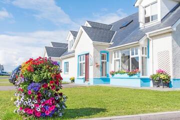 Фото номера Four-Bedroom Basic Semi Detached House Дома для отпуска Portbeg Holiday Homes at Donegal Bay г. Бандоран 3