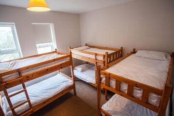 Фото номера Односпальная кровать в общем мужском номере Хостелы TurfnSurf Lodge г. Бандоран 3