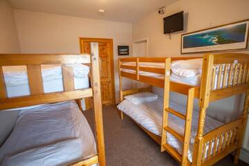 Фото номера Четырехместный номер с видом на море Хостелы TurfnSurf Lodge г. Бандоран 3