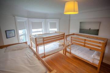 Фото номера Односпальная кровать в общем номере для женщин Хостелы TurfnSurf Lodge г. Бандоран 3